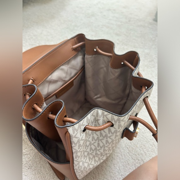 Micheal Kors backpack - Picture 3 of 8